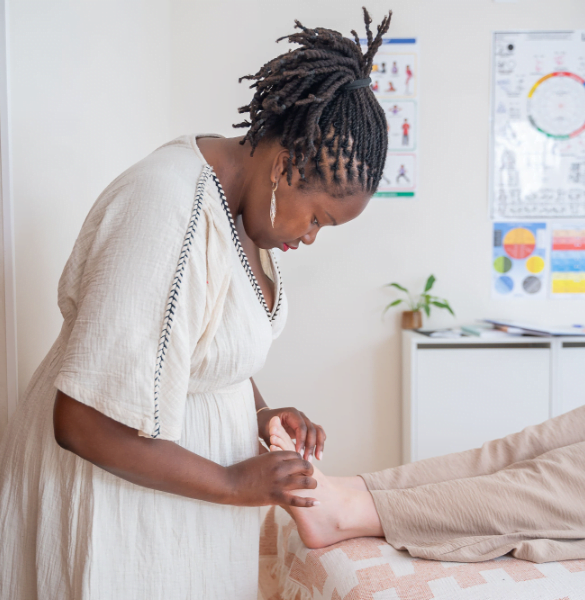 Anne-Sophie Ilunga, kinésiologue certifiée à l'espace Mahisoi, durant une séance de kinésiologie